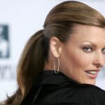 Linda Evangelista, pe covorul roșu din Germania. E îmbrăcată în negru și se uită peste umăr