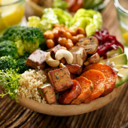 Un platou cu proteine vegane, pe o masă din lemn