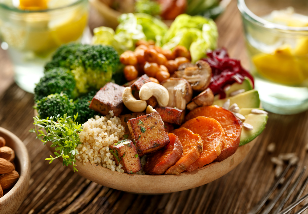 Un platou cu proteine vegane, pe o masă din lemn