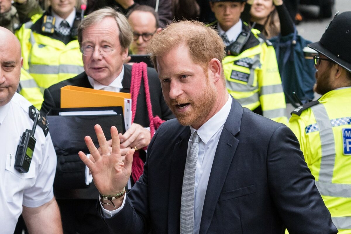 Prințul Harry, în costum, la Înalta Curte din Londra, pentru depunere mărturie