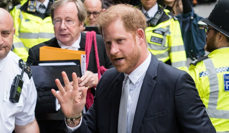 Prințul Harry, în costum, la Înalta Curte din Londra, pentru depunere mărturie