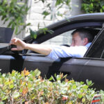 Ben Affleck dechide ușa de la garaj