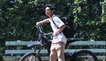 Pax, pe bicicleta electrică, la plimbare