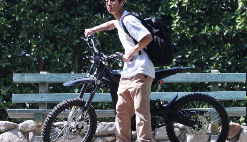 Pax a avut „mai multe” accidente cu bicicleta electrică. De ce prietenii sunt îngrijorați pentru el