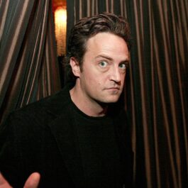 Matthew Perry, la un eveniment, cu fața mirată