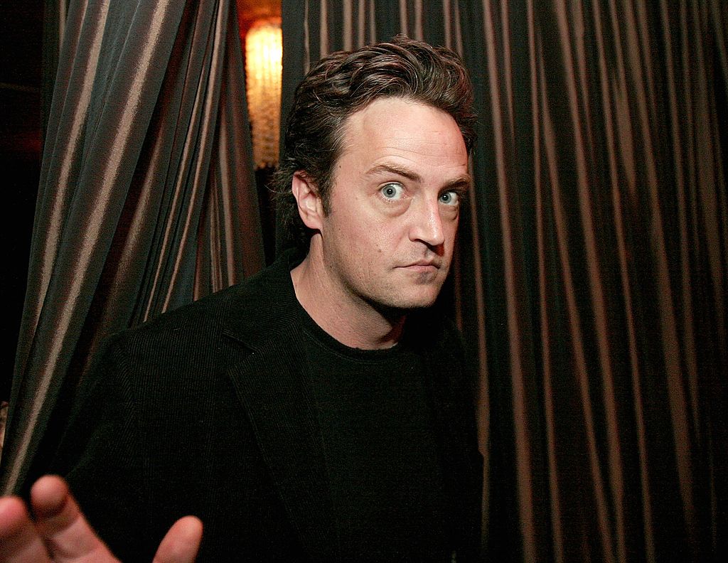 Matthew Perry, la un eveniment, cu fața mirată