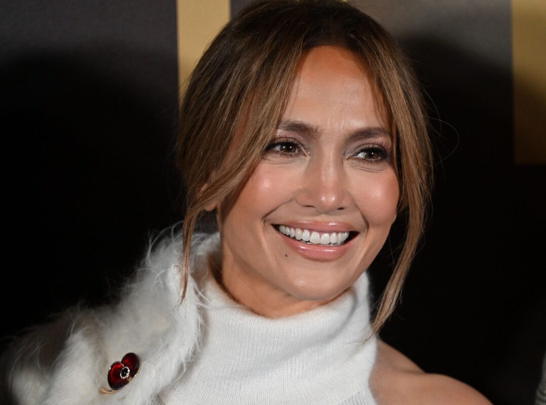 Jennifer Lopez, radiantă, într-o rochie albă