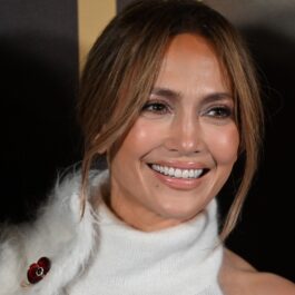 Jennifer Lopez, radiantă, într-o rochie albă