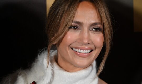 Jennifer Lopez, radiantă, într-o rochie albă