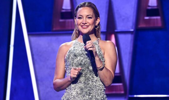 Kate Hudson, într-o rochie bijuterie, la un eveniment