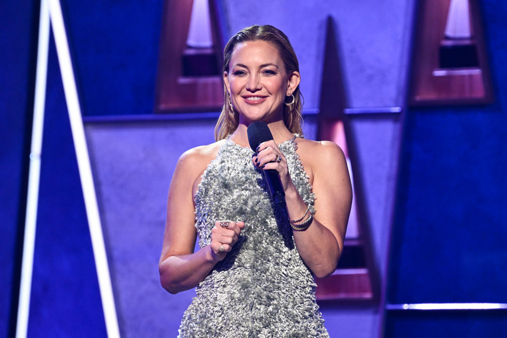 Kate Hudson, într-o rochie bijuterie, la un eveniment