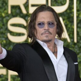 Johnny Depp, într-un costum negru, cu cămașă albă