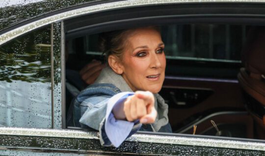 Celine Dion, într-o mașină, în haine lejere