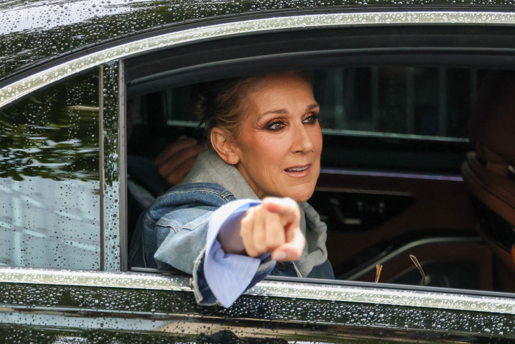 Celine Dion, într-o mașină, în haine lejere