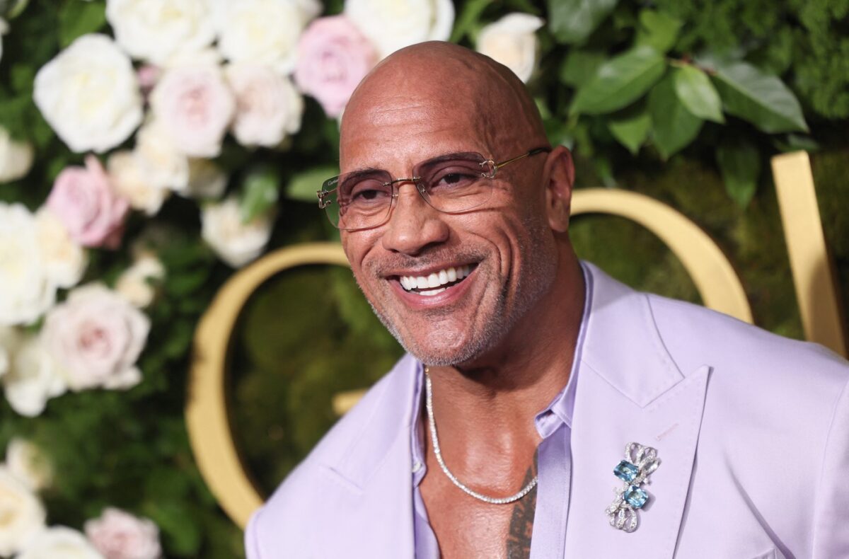 Dwayne „The Rock” Johnson, într-un sacou mov, la un eveniment