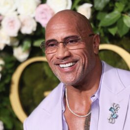 Dwayne „The Rock” Johnson, într-un sacou mov, la un eveniment