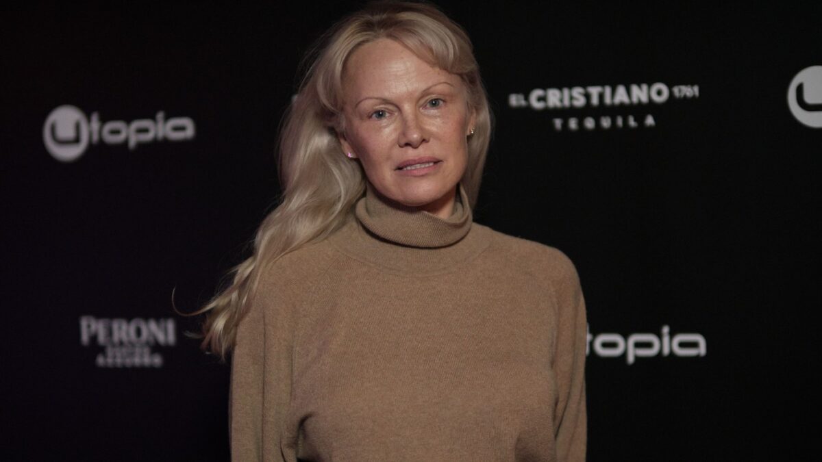 Pamela Anderson, într-o rochie maro, la un eveniment