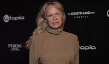 Pamela Anderson susține că „aproape că a fost ucisă” după ce a fost confundată cu o altă vedetă. Cum a reușit să scape de atacator