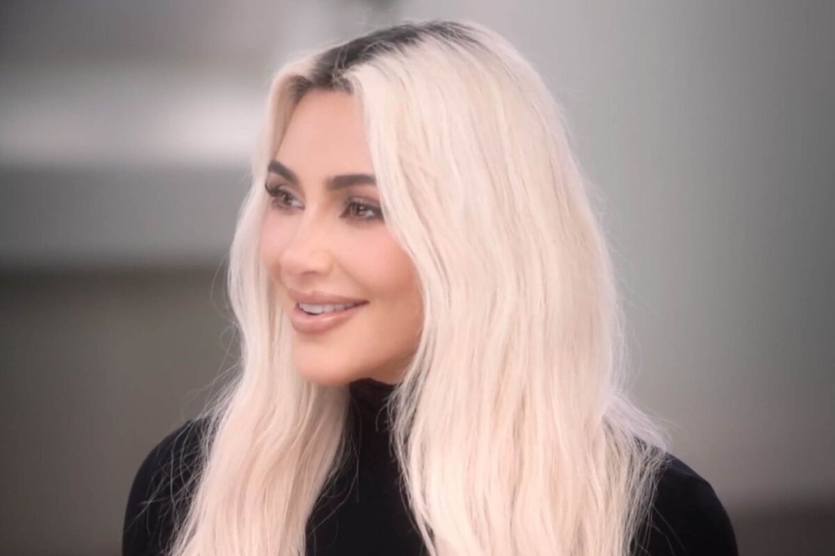 Kim Kardashian, blondă, în timpul unui interviu