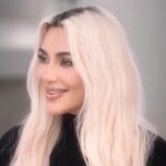 Kim Kardashian, blondă, în timpul unui interviu