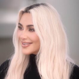 Kim Kardashian, blondă, în timpul unui interviu