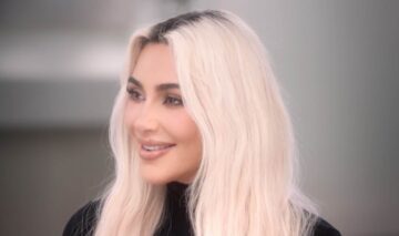 Kim Kardashian, blondă, în timpul unui interviu