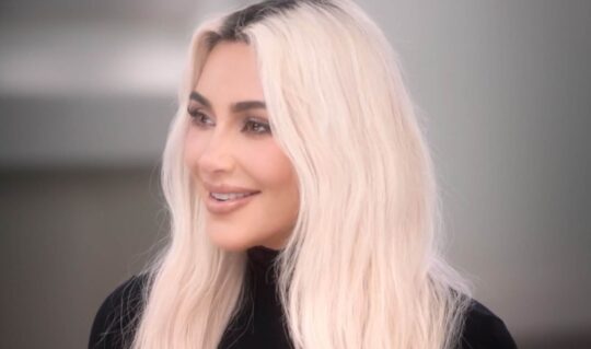 Kim Kardashian, blondă, în timpul unui interviu