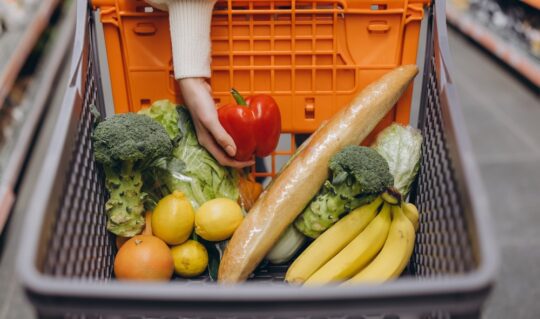 Un coș de cumpărături cu alimente