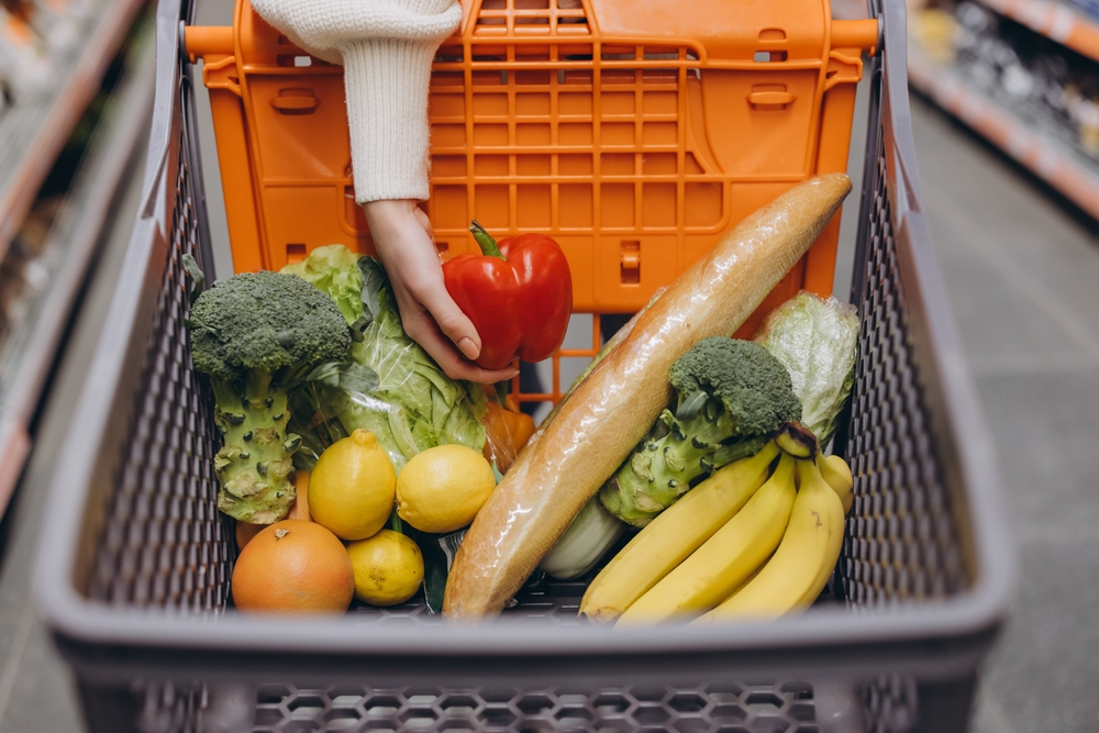 Un coș de cumpărături cu alimente