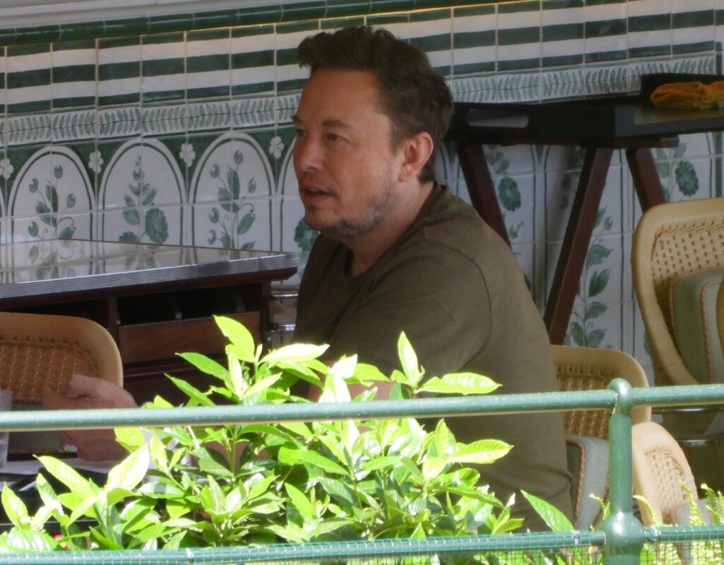 Elon Musk, la un restaurant