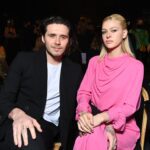 Brooklyn Beckham și Nicola Peltz în timp ce stau pe scaune și pozează împreună